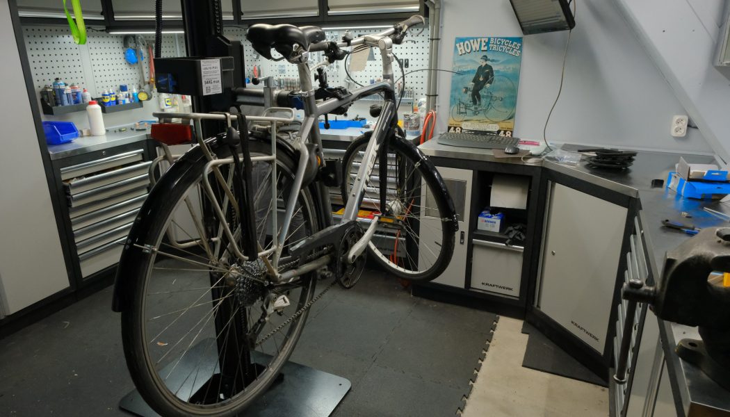 Esprit Velo Formulaire de Contact Vu Atelier de Reparation Velo en Suspendu