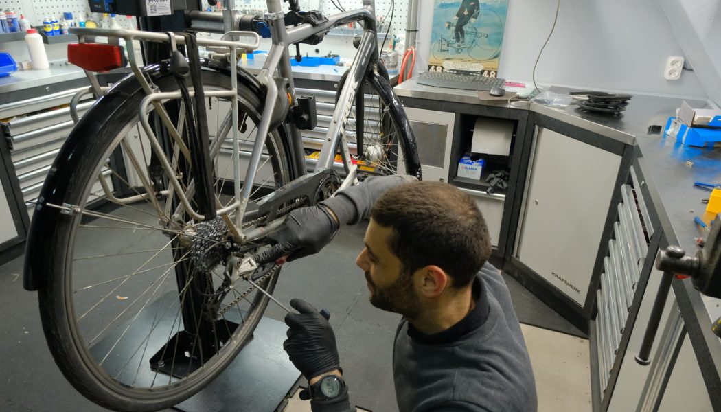 Esprit vélo Paris Atelier de Réparation Remonte Pneu Arriere