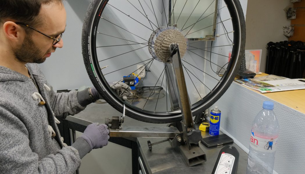 Esprit vélo Paris Atelier de Réparation Controle Rayons Pneu Arriere